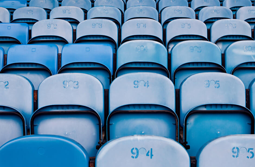 Blaue Stadionstühle